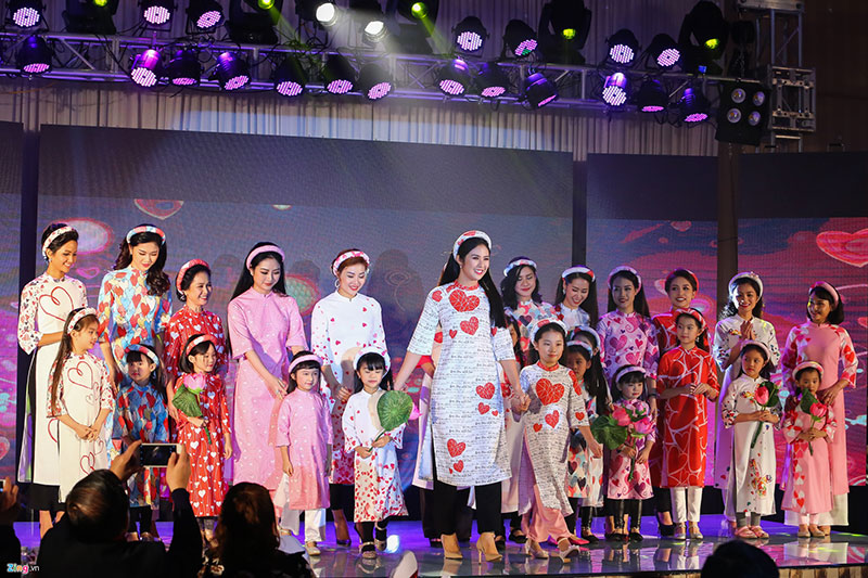 Dàn hoa hậu, á hậu Việt trình diễn áo dài gây quỹ từ thiện